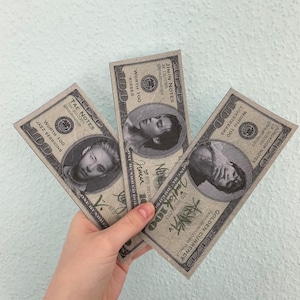 Può includere: Tre banconote di carta con ritratti di idoli K-pop. Ogni banconota ha un nome e un nome utente dei social media diverso stampato su di essa. Le banconote sono etichettate come "JIMIN NOTES", "TAE NOTES" e "JUNGKOOK NOTES".