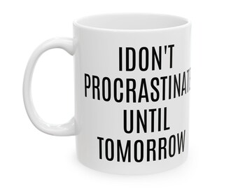 Taza de café con mensaje sarcástico sobre la procrastinación: un regalo divertido para compañeros de trabajo