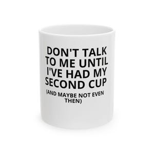 Könnte beinhalten: Weiße Keramik-Kaffeetasse mit schwarzem Text, der lautet: "Sprich mich nicht an, bevor ich meine zweite Tasse Kaffee getrunken habe (und vielleicht auch nicht danach)"