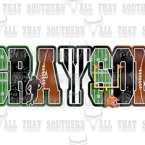 Puede incluir: Un diseño gráfico con el nombre "GRAYSON" en letras con temática de fútbol. Las letras están coloreadas en verde, marrón y negro, con diagramas de campo de fútbol y de juego incorporados. Incluye una silueta de jugador de fútbol, postes de portería y marcadores de campo naranja y negro.