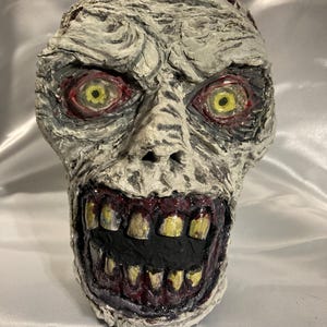 Zombies - Zeke - Mini masque, Halloween, décoration murale, tête de mort, sculpture, art horrifique, effrayant, horreur, effrayant, art en papier mâché, mort, zombie