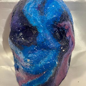 Collection d'art - Galaxie - Mini masque, Halloween, jour des morts, décoration murale, objets étranges, espace, art en papier mâché, art de l'horreur, crânes peints