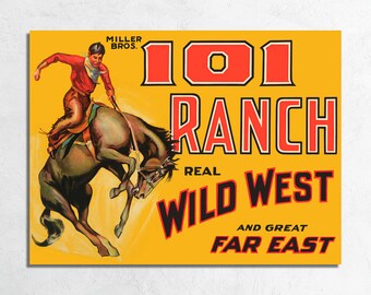 Könnte beinhalten: Ein Vintage-Plakat, das für die 101 Ranch wirbt, eine echte Wild-West- und Groß-Fern-Ost-Show. Das Plakat zeigt einen Cowboy, der auf einem wilden Pferd reitet, auf einem gelben Hintergrund mit rotem und schwarzem Text.