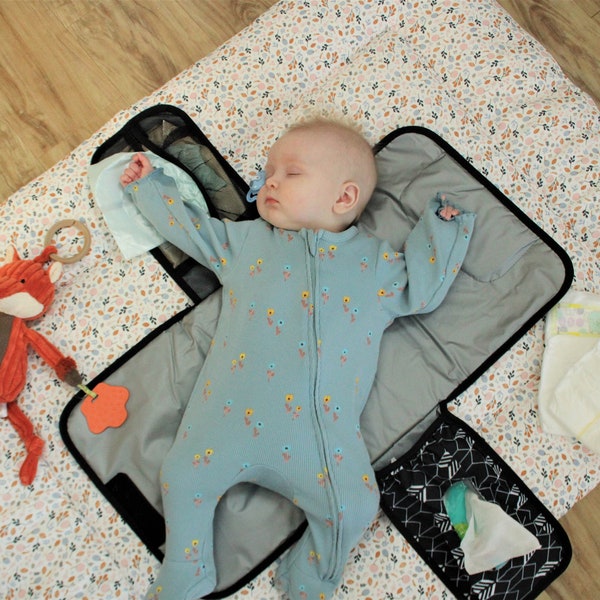 Tapis à langer portable et pliable pour voyage avec coussin de tête et poche pour lingettes par Gray Teddy