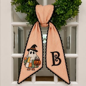 Corona de Halloween con fantasma y sombrero de bruja bordado, lazo con inicial personalizada, lazo de calabaza para el porche de Halloween, decoración de puerta para la temporada de Halloween