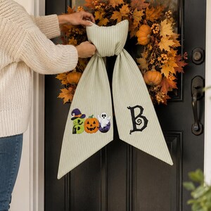 Gepersonaliseerde Boo Sign Halloweenkrans met strik, gepersonaliseerde initialen monogram Ric Rac strik, spookpompoen heksenhoed strik, Trick or Treat herfstdeurdecoratie