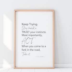Pode incluir: Uma citação motivacional de Yogi Berra impressa em um fundo branco em uma moldura de madeira. A citação diz: "Continue tentando. Seja humilde. Confie em seus instintos. O mais importante, aja. Quando você chegar a um garfo na estrada, pegue-o." -YOGI BERRA