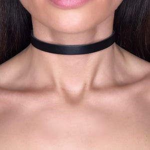 Minimalist Black Leather Choker – 1cm Wide Adjustable Collar Necklace – Handmade Fetish Goth Choker – Unisex Neck Strap
