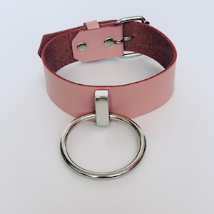 Gargantilla de cuero rosa con anilla en forma de O: collar gótico pastel hecho a mano