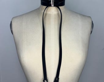 Handgemaakte zwart leren strikchoker: Goth Festival-ketting