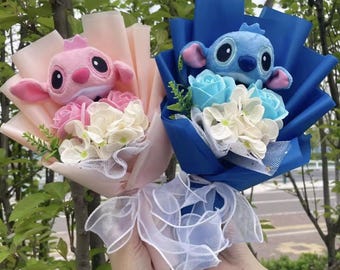 Bouquet de peluches Rêves de Disney – Composition florale de roses surpiqûres bleues