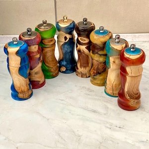 Molinillo de pimienta y salero de madera y resina epoxi hechos a mano - Combo 2 en 1