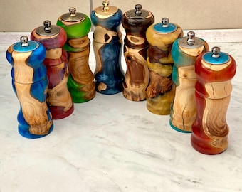 Molinillo de pimienta y salero de madera y resina epoxi hechos a mano - Combo 2 en 1