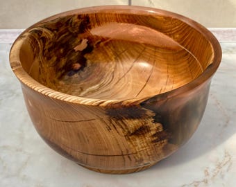 Decorative bowl made of oak and epoxy resin.