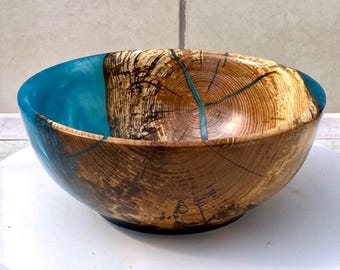 Decorative bowl made of ash and epoxy resin.