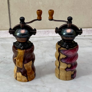 Molinillo de pimienta artesanal, torneado en madera y resina epoxi.