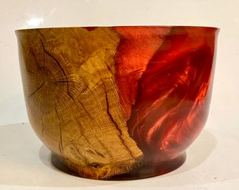 Decorative bowl made of oak and epoxy resin.