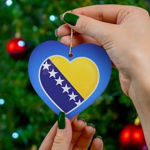 Bosnien und Herzegowina Weihnachtsschmuck, Bosnien und Herzegowina Flagge Keramik Ornament, Bosnien und Herzegowina inspirierte Geschenke (Herzform)