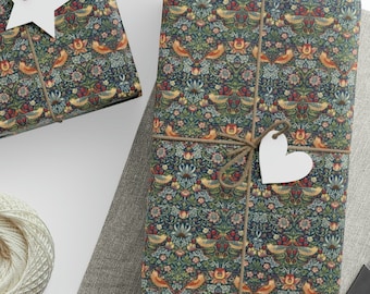 Könnte beinhalten: Drei verpackte Geschenke mit einem Blumenmuster und braunem Garn. Die Geschenke sind mit weißen Papiersternen und Herzen verziert.