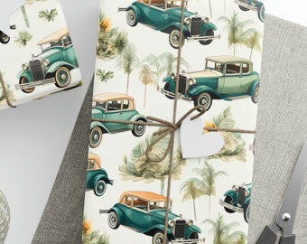 Puede incluir: Papel de regalo blanco con un diseño de coches antiguos. Los coches son verdes y azules con detalles blancos. El papel tiene un tema tropical con palmeras y un fondo blanco.