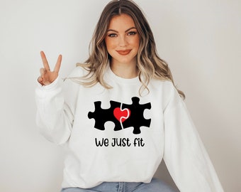 We Just Fit Love ユニセックス ヘビーブレンド クルーネック スウェットシャツ、ラブパズル スウェットシャツ、バレンタイン スウェットシャツ