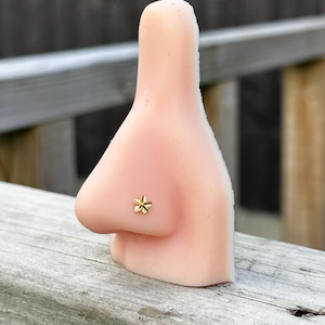 Könnte beinhalten: Ein Set aus drei Keramikbechern mit gesprenkelter, matter Oberfläche. Die Becher sind in Creme-, Hellgrau- und Dunkelgrautönen gehalten. Jeder Becher hat ein schlichtes, minimalistisches Design, perfekt für Kaffee oder Tee.