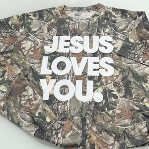 Vintage Camo ”Jesus Loves You” T-shirt – Storstorlek Nedsänkt Axel | Faith Streetwear Pufftryck