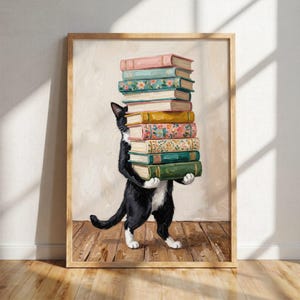 Pode incluir: Uma pintura emoldurada de um gato preto e branco em pé num chão de madeira, equilibrando uma pilha alta de nove livros coloridos na cabeça e nas costas. Os livros apresentam capas em tons pastel e florais, e o gato tem patas brancas.
