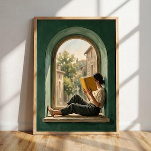 Pode incluir: Uma impressão de arte de parede emoldurada apresentando uma pessoa sentada em uma moldura de janela em arco verde-escura, lendo um livro amarelo. A cena mostra uma vista de edifícios de pedra e árvores. A pessoa veste uma blusa clara e calças escuras.