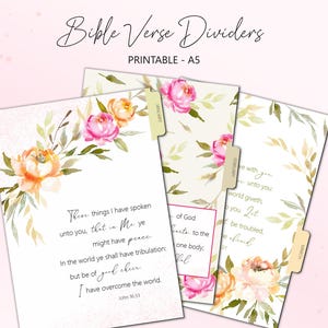 Pode incluir: Divisores de versículos bíblicos A5 imprimíveis com desenhos florais rosa e pêssego. Cada divisor tem um rótulo de mês e um versículo bíblico. O texto "Bible Verse Dividers" está no topo.