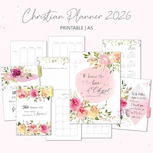 Op de afbeelding: Een verzameling afdrukbare christelijke plannerpagina's voor 2026, met bloemen aquarelontwerpen in roze, geel en groen. De pagina's bevatten kalenders, gelinieerde notities en inspirerende citaten. De planner is A5-formaat.