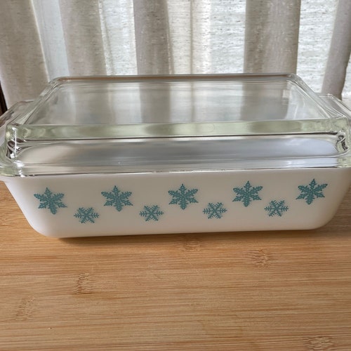 Pyrex white with shops turquoise snowflakes with lid (575-B) 2qt