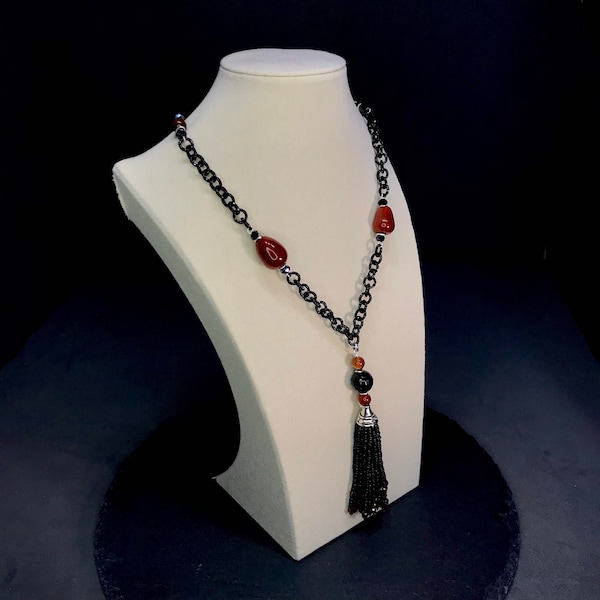 Collier chaîne noire avec agate rouge, perles et cristaux long collier de 70 cm Collier avec pompon