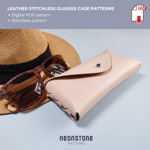 Op de afbeelding: Een lichtroze leren brillenkoker met een drukknoopsluiting, naast een zonnebril met schildpadmotief en een strohoed. De afbeelding bevat de tekst "LEATHER STITCHLESS GLASSES CASE PATTERNS" en "neonstone PATTERNS".