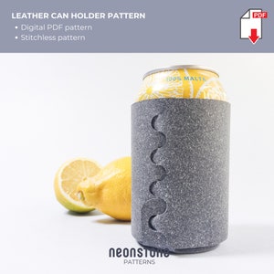 Peut inclure: Un support de canette en cuir gris avec un motif ondulé unique, contenant une canette jaune. Une citron et un demi-citron sont également visibles. La canette porte l'inscription "100% MALTA". L'image comprend également le texte "LEATHER CAN HOLDER PATTERN", "Digital PDF pattern", "Stitchless pattern", et "neonstone PATTERNS".