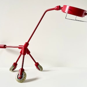 Lampada da tavolo IKEA Kila Red Dog 2001 Design Harry Allen Lampada da lettura da lavoro Ruote Rollerblade Anni &#39;90 Y2K Estetica Postmoderna Decorazione da scrivania industriale