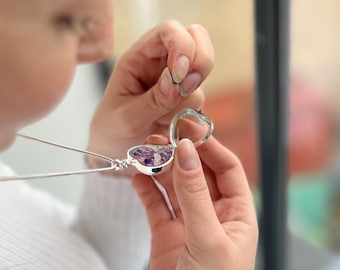 Collana con nome a forma di cuore in oro o argento, riempibile, di medie dimensioni, per amanti, con medaglione a forma di cuore inciso, in vetro, con messaggio.