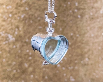 Piccolo medaglione a forma di cuore profondo apribile in oro o argento, personalizzato, in stile vittoriano antico, con medaglione shaker in vetro inciso e collana con messaggio