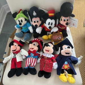 Vintage Mickey Mouse Disney Bean Bag plush with tags new in pristine condition- stored in plastic bins and comes from a smoke free home. bild 1