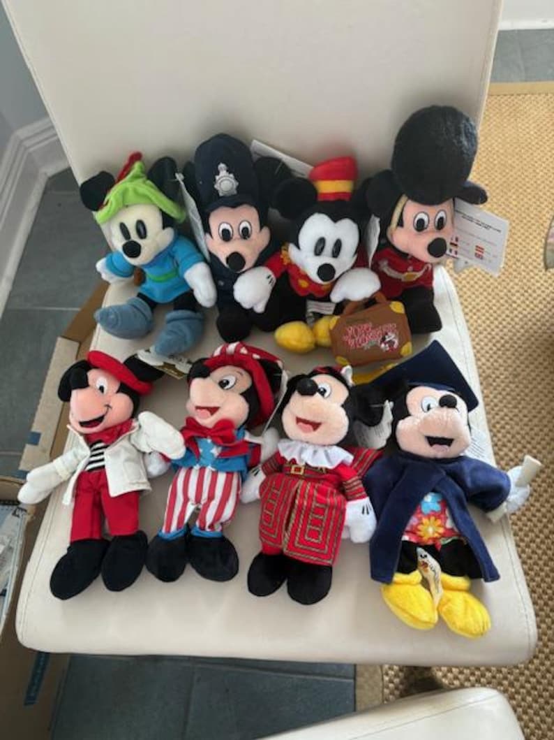 Vintage Mickey Mouse Disney Bean Bag plush with tags new in pristine condition- stored in plastic bins and comes from a smoke free home. bild 1