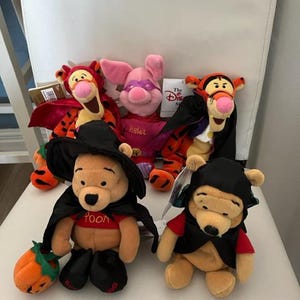 Peluches pouf d'Halloween Disney vintage - porcelet, ourson et tigrou - neuves avec étiquette, provenant d'une maison non-fumeur et rangée dans un bac en plastique
