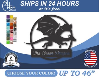 Puede incluir: Silueta de dragón negro de metal con las alas extendidas, en un círculo con el texto "The Green Dragon" en una placa rectangular debajo. La imagen incluye una carta de colores con 24 colores diferentes, un sello de garantía de 2 años y un sello "Proudly Made in USA".