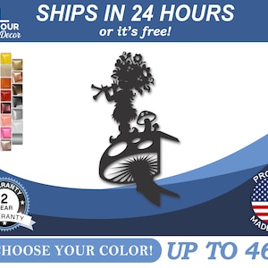 Puede incluir: Silueta de metal negro de una hada o un gnomo fantasioso tocando la flauta mientras está sentado en un hongo. El diseño tiene hasta 116,84 cm de alto.  ¡Se envía en 24 horas o es gratis!  ¡Elige tu color!  2 años de garantía.  Fabricado con orgullo en los Estados Unidos.