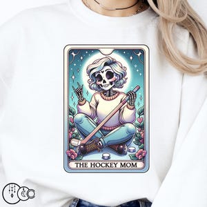 The Hockey Mom Tarot Card Trendy Skeleton PNG PNG voor shirtontwerp, ijshockey, veldhockey, sublimatie, DTF-afdrukken, enz. Alleen digitaal