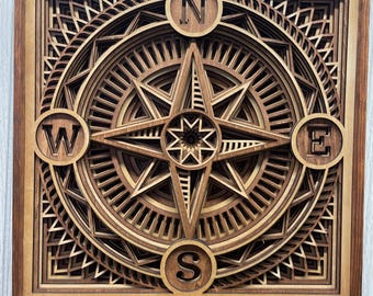 Cuadro mural de mandala de 9 capas, con intrincado diseño de brújula en madera rústica.