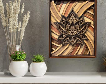 Puede incluir: Una pieza de arte mural rectangular de madera con un diseño de flor de loto cortado con láser en múltiples capas, en tonos marrón, beige y crema, sobre un fondo de listones de madera curvados, dentro de un marco de madera marrón oscuro.