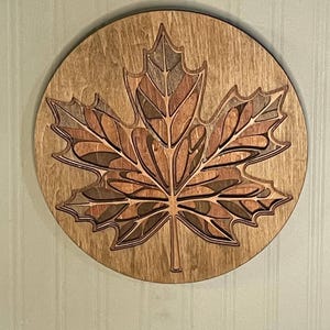 Ahornblatt-Wanddeko – Herbstliche Holzdeko in Schichten – Rustikaler Blätter-Wandbehang – Runde Holz-Wanddeko – Minimalistische Herbstdeko – Moderne Wanddeko