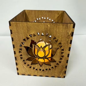 Porta-velas em forma de flor de lótus, peça central em madeira com lanterna, luminária que projeta sombras, item de decoração para casa, objeto para prateleira em ambiente de meditação e bem-estar.