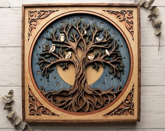 Puede incluir: Un cuadro de pared cuadrado de madera con un diseño multicapa cortado a láser de un árbol con raíces expuestas. El panel circular central muestra un cielo azul con estrellas, una luna amarilla y varios pájaros pequeños de color claro.