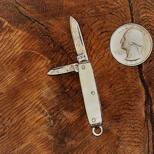Vintage Colonial Providence RI Miniature keychain pocketknife -- made in USA. A wonder to behold in its tininess and great craftsmanship!